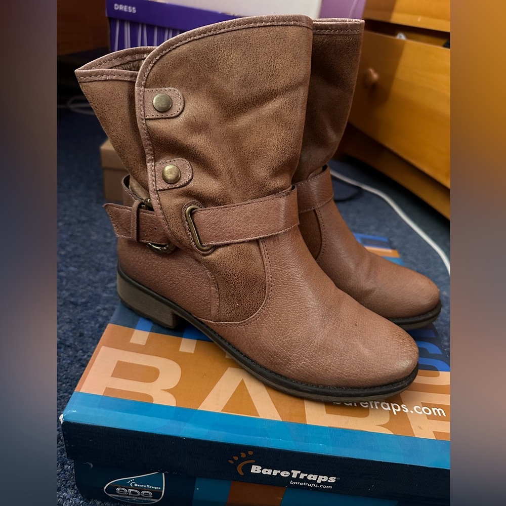 Perfect condition brown mid boots size 7 Baretraps